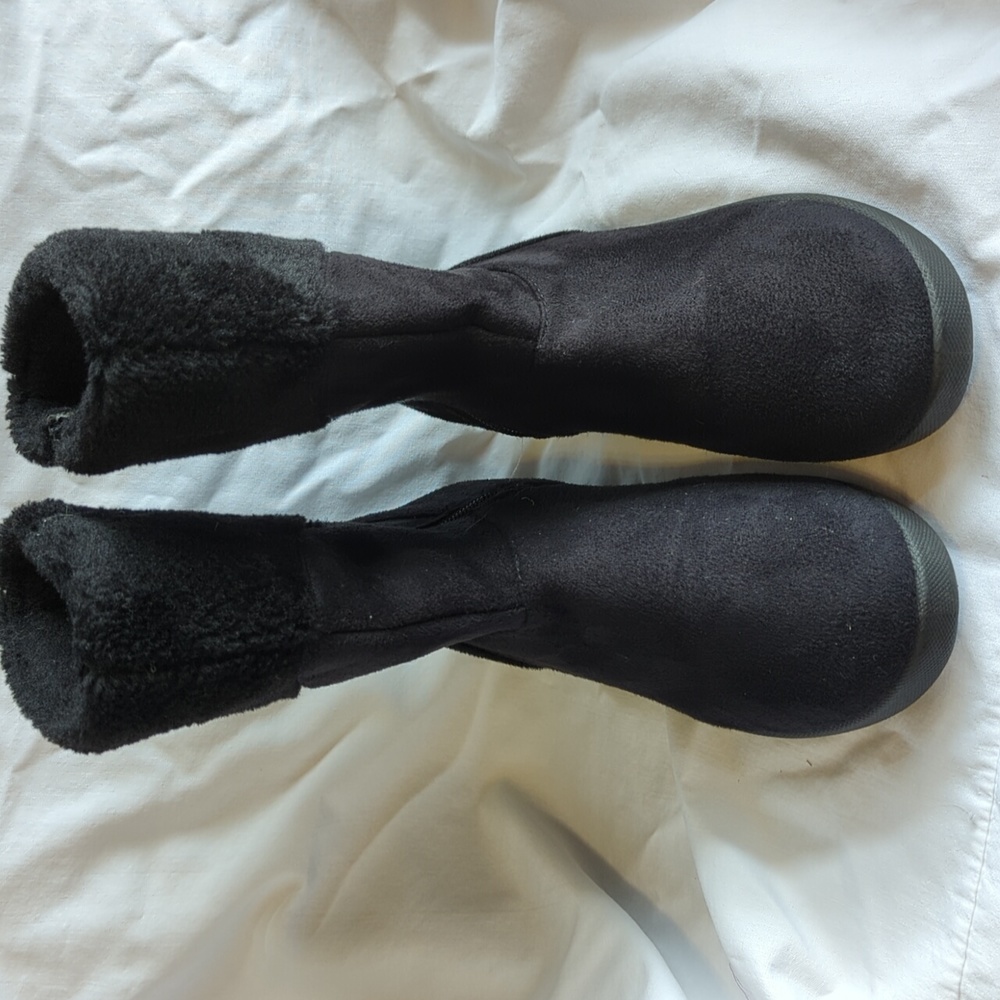 Women's size 6 winter boots. Black. Zip sides.